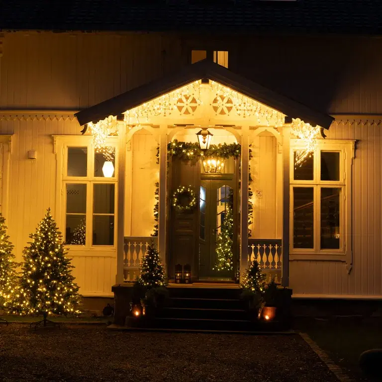 Skapa magisk stämning utomhus med vinterbelysning och ljusslingor