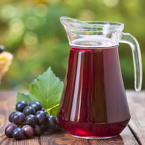 Gör hemmagjord saft av bär och frukt