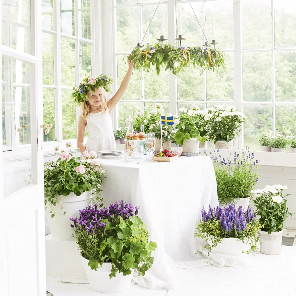 Create the midsummer idyll with flowers