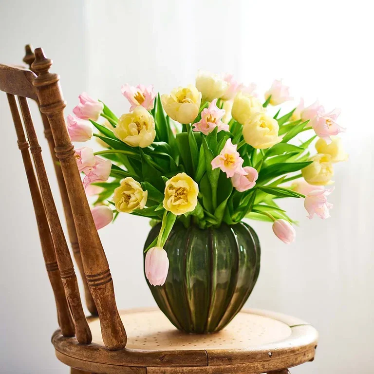 Put together a beautiful tulip bouquet - step by step