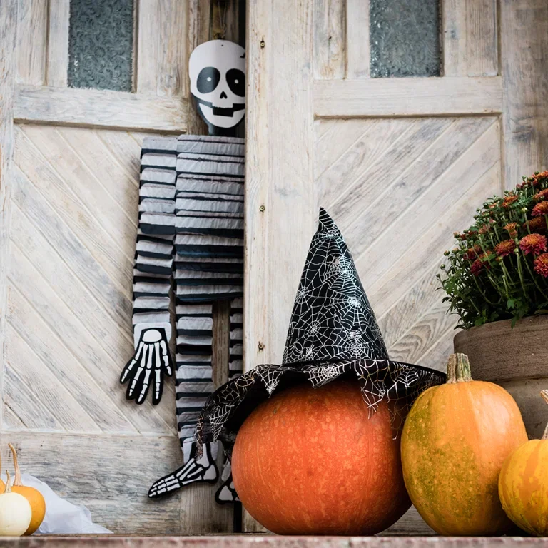 Pynta entrén inför Halloween - kuslig stämning med enkla medel 