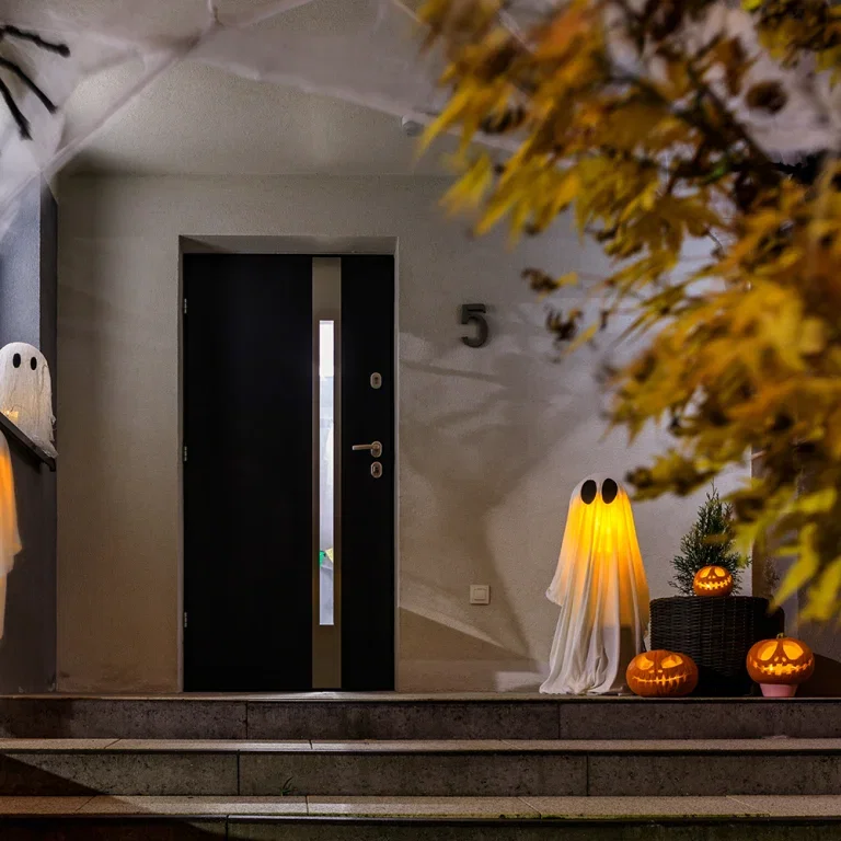 Pynta entrén inför Halloween - kuslig stämning med enkla medel 