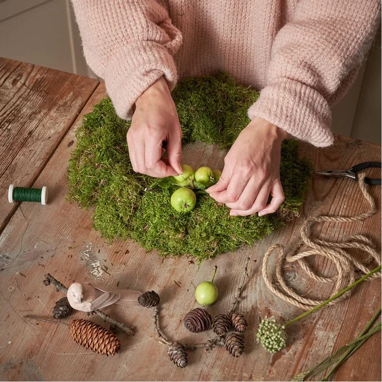 Make Your Own Moss Wreath