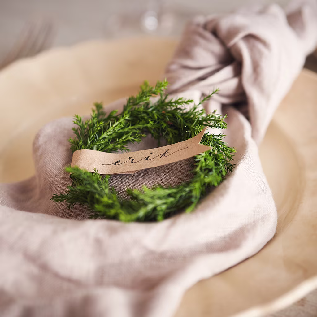 Gör dina egna små kransar för bordsdekorationer