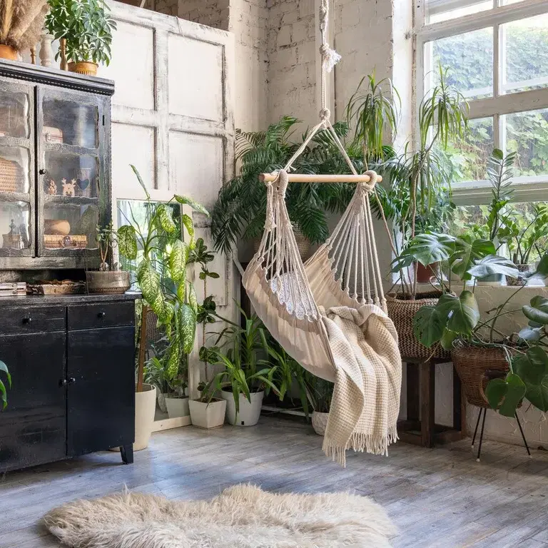 Inred med gröna växter