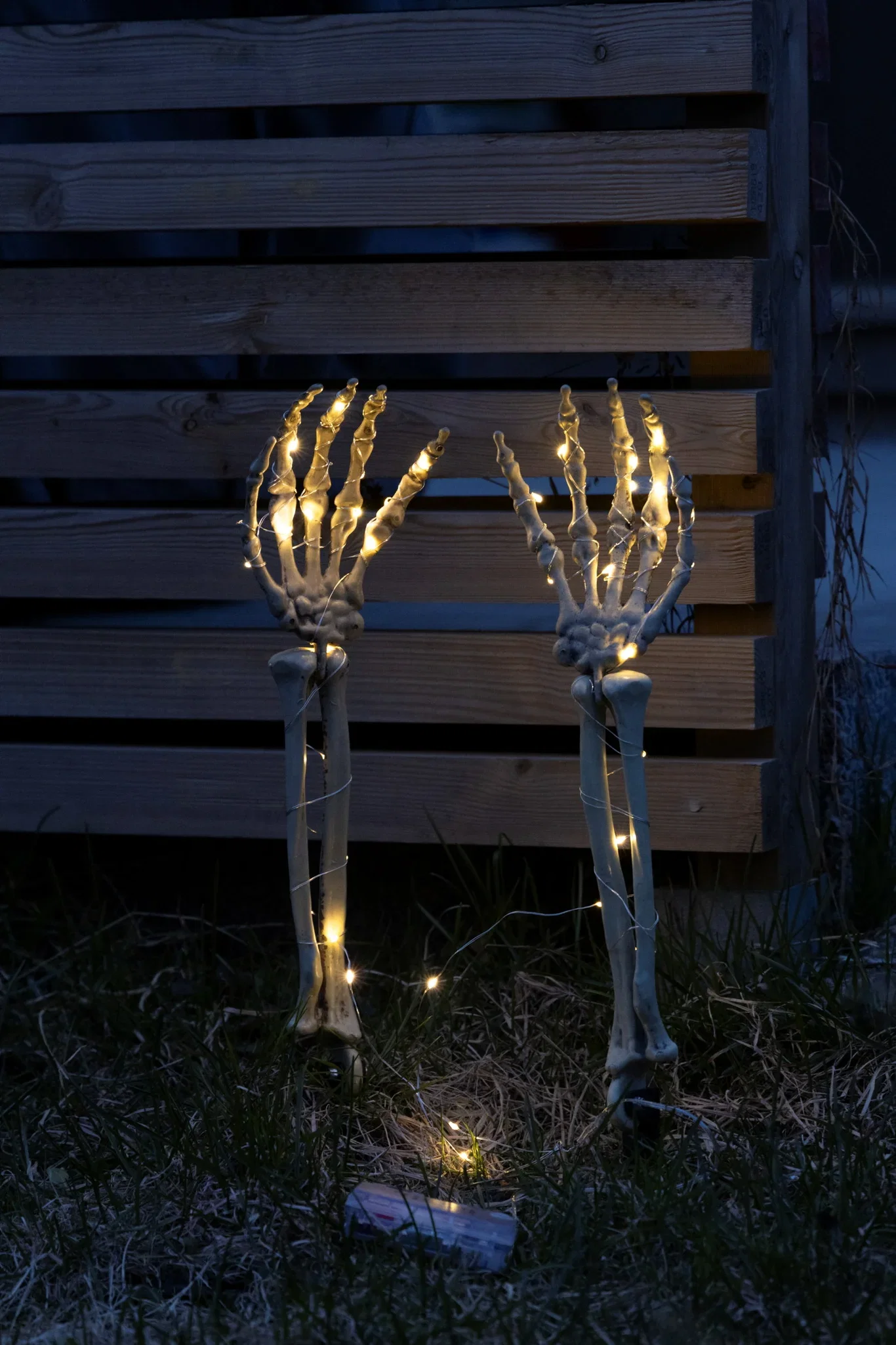 Halloweendekoration skeletthänder med LED-ljus