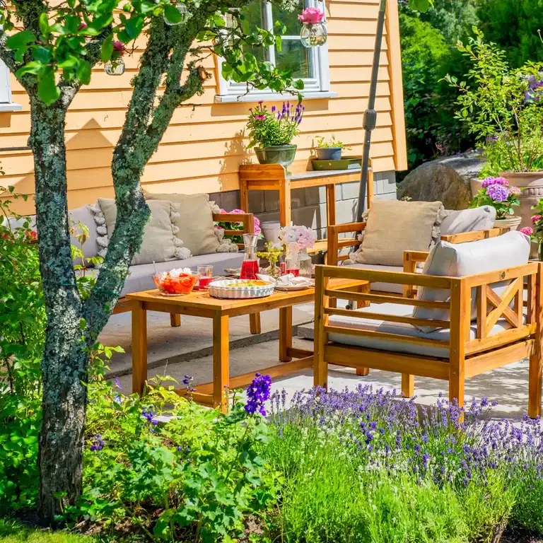 Trädgårdsbesök: Romantisk och frodig trädgård hos Mette